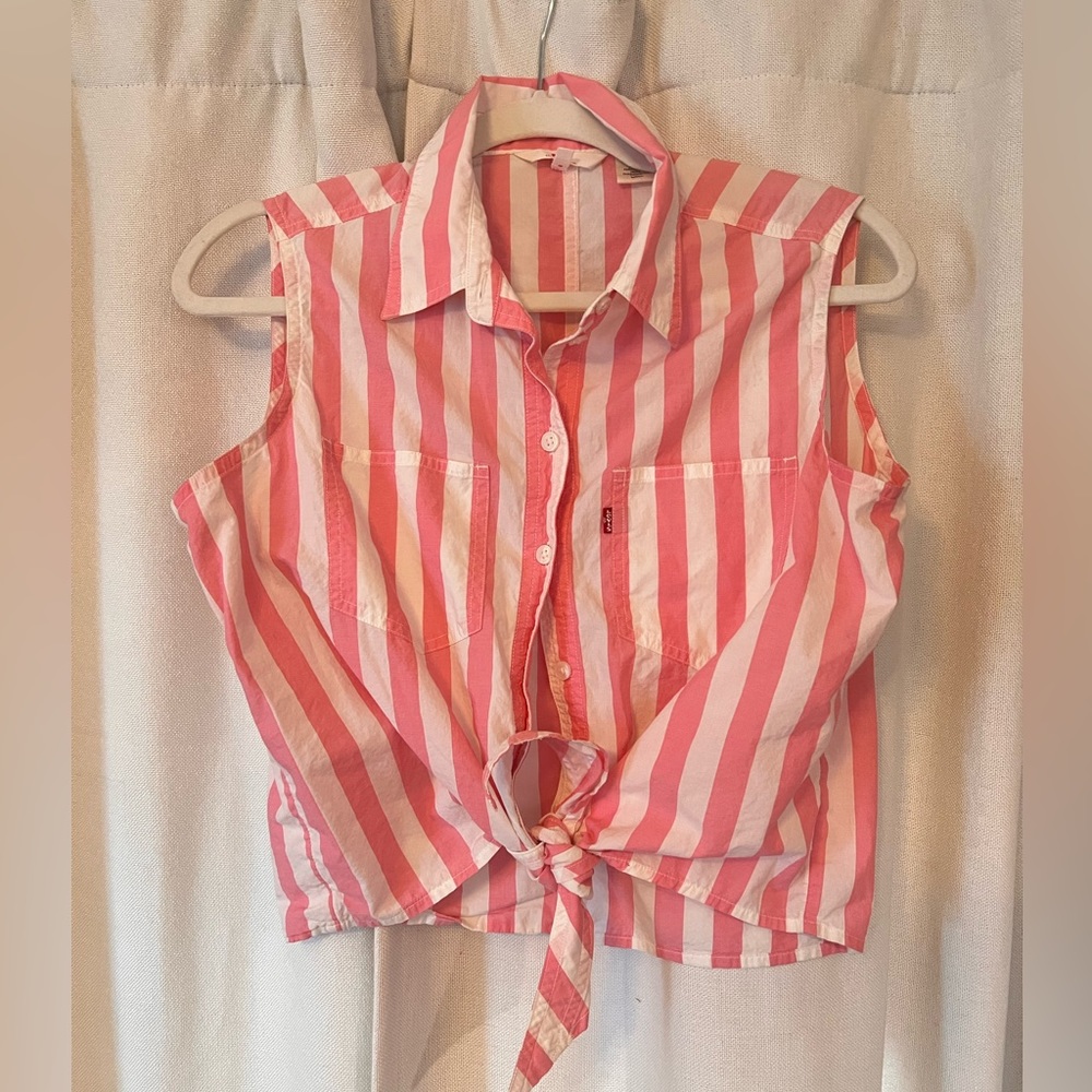 Levi’s - Sleeveless button up tank